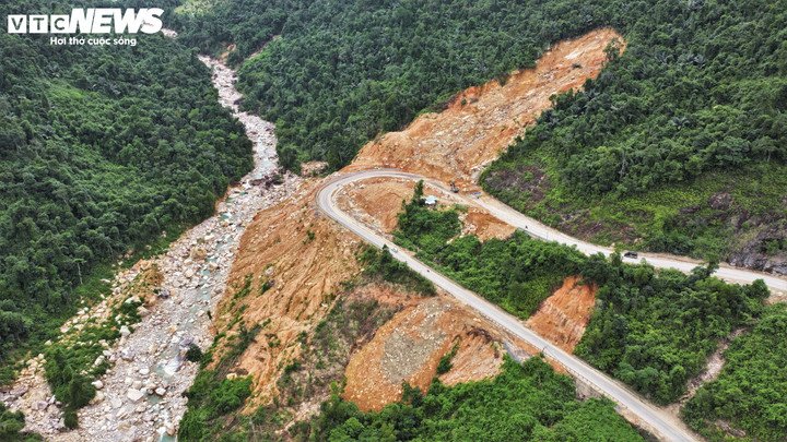 Đèo Khánh Lê và những vệt núi ‘chảy’ ám ảnh sau thảm kịch 6 người chết - 5