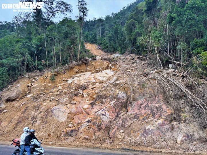 Đèo Khánh Lê và những vệt núi ‘chảy’ ám ảnh sau thảm kịch 6 người chết - 6