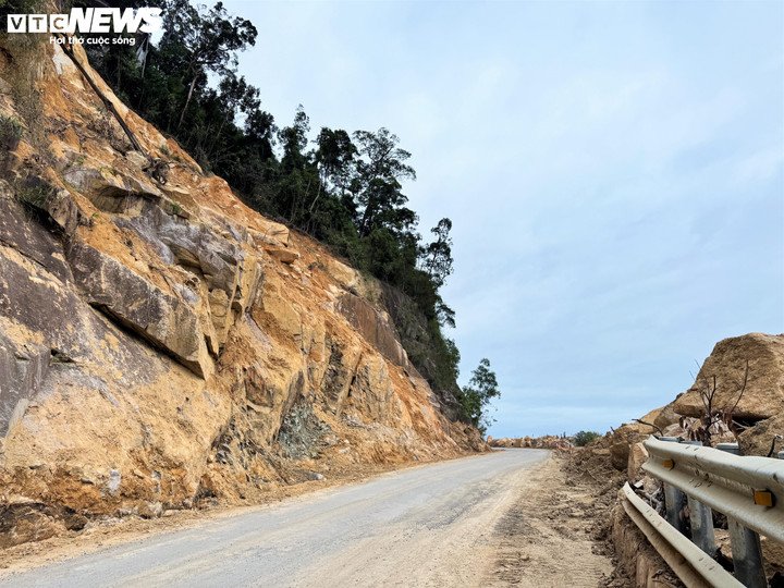 Đèo Khánh Lê và những vệt núi ‘chảy’ ám ảnh sau thảm kịch 6 người chết - 9