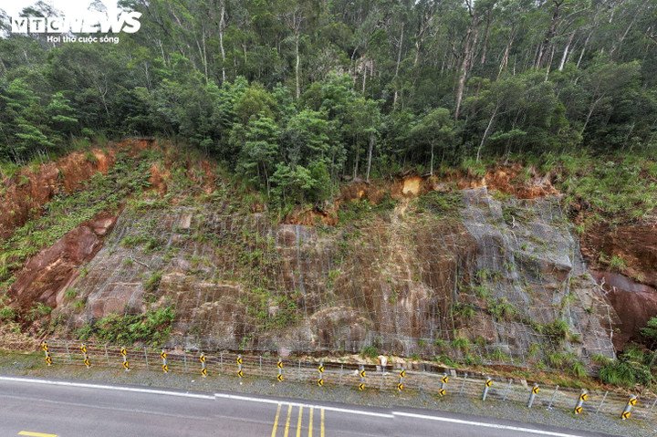 Đèo Khánh Lê và những vệt núi ‘chảy’ ám ảnh sau thảm kịch 6 người chết - 11