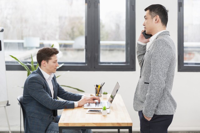 Trong môi trường làm việc, EQ không nằm ở những lời nói hoa mỹ, mà thể hiện rõ nhất ở những tình huống nhỏ. Anh minh họa