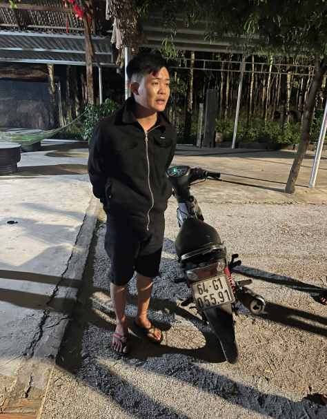 Thắng cùng chiếc xe máy mà đối tượng lấy trộm. Ảnh: CA TPHCM