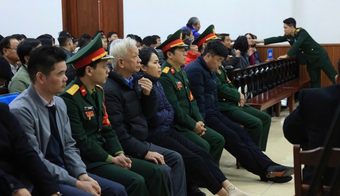 Các bị cáo trước giờ khai mạc phiên tòa. Từ phải qua: Hậu, Nguyễn Thị Hằng, cựu chủ tịch Khánh Hòa Nguyễn Chiến Thắng và Trần Hữu Định.