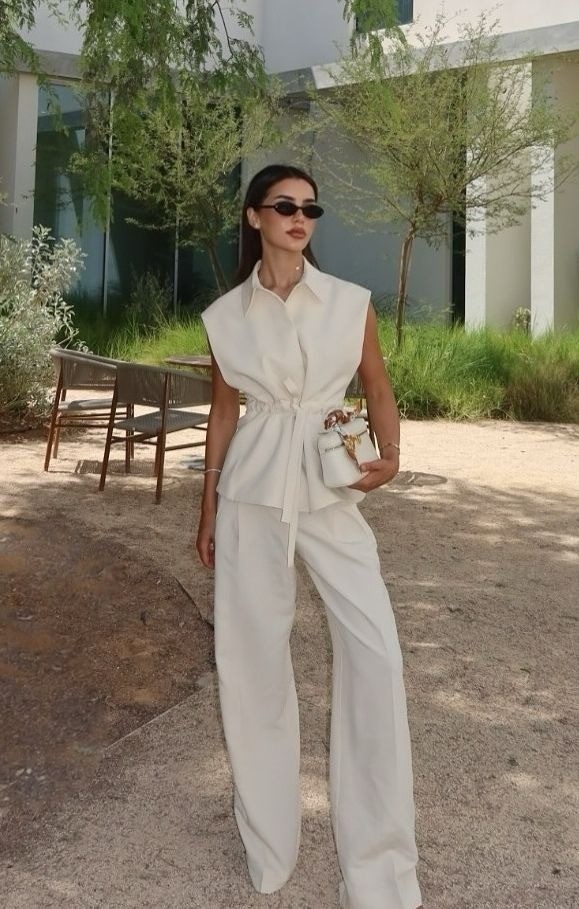 Trang phục đặt may riêng với chất liệu mềm giúp người mặc trở nên linh hoạt, như blazer mỏng ôm khít vòng eo, quần cropped. Phong cách này giúp bạn trông chuyên nghiệp mà không gò bó.