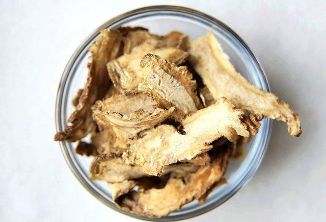 Đương quy kết hợp với thịt gà, táo đỏ, nhãn nhục có tác dụng bổ huyết, tăng sức đề kháng cho trẻ trong mùa lạnh.