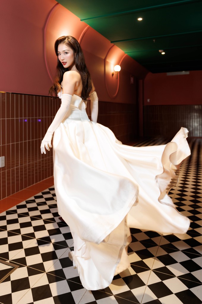 Khả Ngân cho biết cô muốn thể hiện vẻ đẹp dịu dàng, đậm nét con gái Việt trong sự kiện có đông đảo khách mời quốc tế tham dự. Bộ phim 'Vạn dặm yêu em' do nghệ sĩ người Ấn Độ Rahhat Shah Kazmi làm đạo diễn.