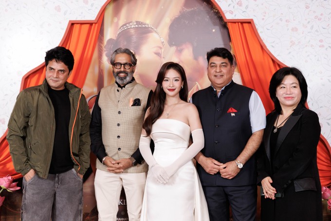 Khả Ngân bên êkíp thực hiện bộ phim. Cô vào vai Linh - một nghệ sĩ trẻ Việt Nam giàu đam mê và cá tính, bước vào mối tình định mệnh với Manav (Shantanu Maheshwari), thiếu gia của một gia đình tỷ phú Ấn Độ.