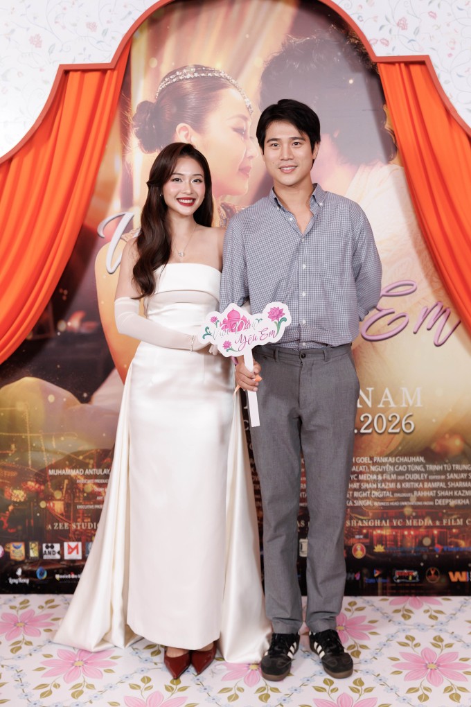 Diễn viên Trần Phong - Dũng 'Sở khanh' trong Mắt biếc - giản dị khi đến chúc mừng Khả Ngân.