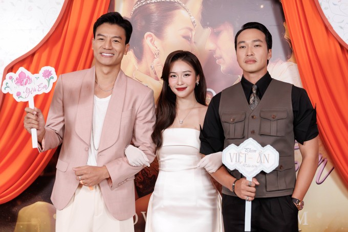 Hai diễn viên 'Mưa đỏ' - Hiếu Nguyễn và Lâm Thanh Nhã hội ngộ tại buổi công chiếu 'Vạn dặm yêu em'.