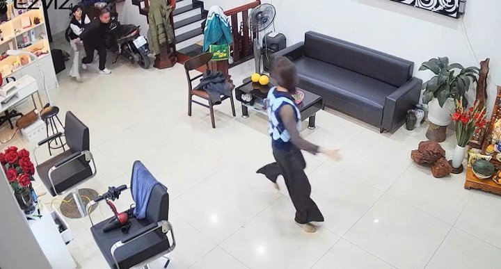  Dương Đăng Thụy cầm dao đuổi theo chị  D. (Ảnh: cắt từ clip)  