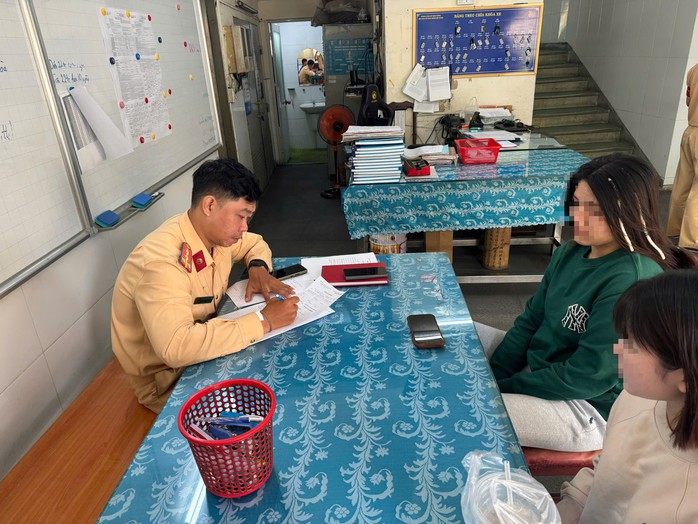 N.L.M.A (áo xanh) tại cơ quan công an.