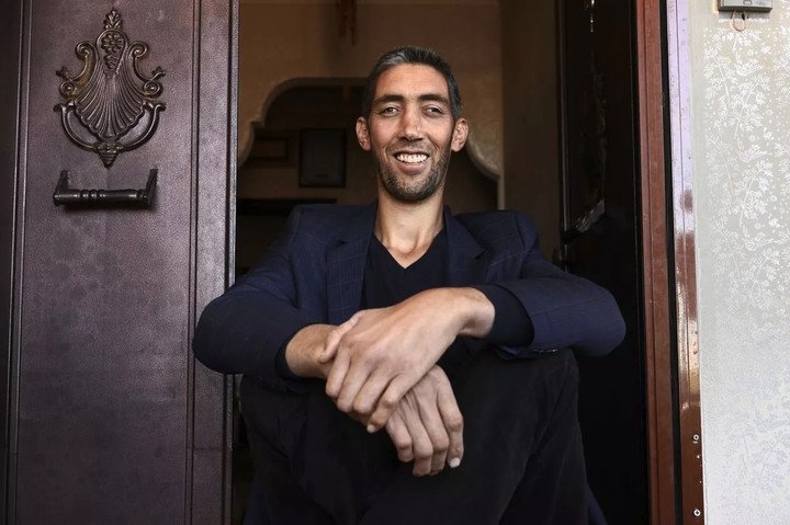 Sultan Kosen sinh năm 1982, cao 2,46m. (Ảnh: Getty Images)