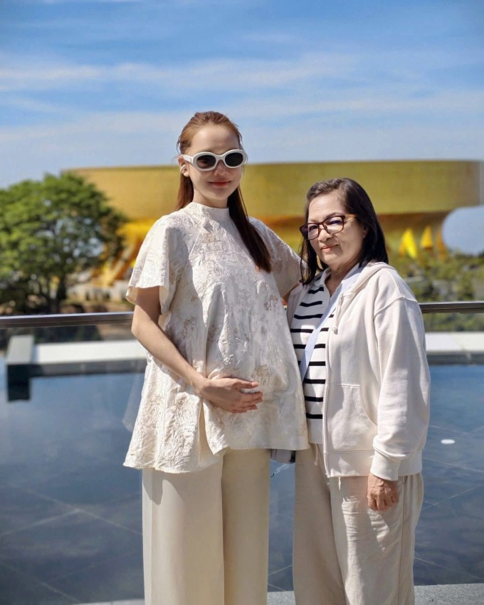 Cô thân thiện chụp hình cùng người hâm mộ.