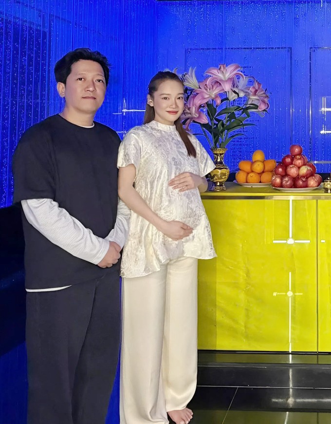 Nhã Phương bế bụng bầu cùng ông xã đi lễ ở núi Bà Đen, Tây Ninh.