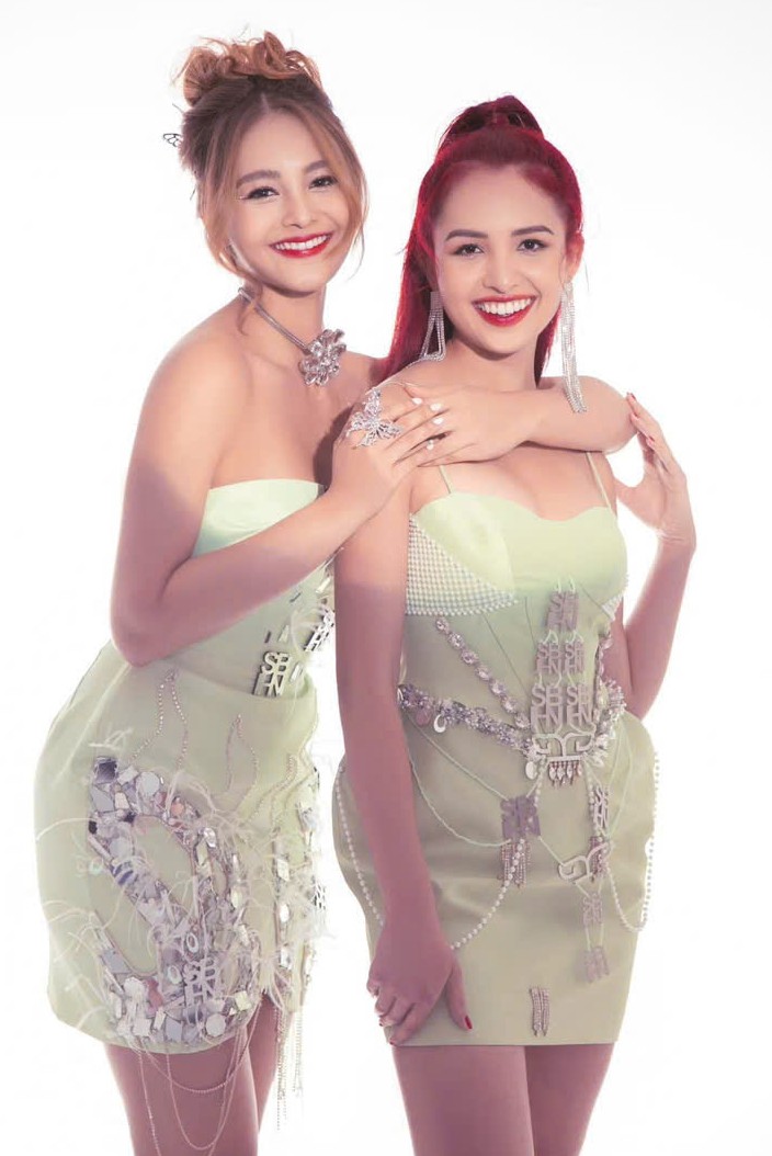 Diệu Ly bên chị gái Diệu My (phải). Diệu My hơn em gái một tuổi, tốt nghiệp chuyên ngành kinh doanh tại Wharton Business School thuộc đại học Pennsylvania (Mỹ). Cô làm việc ở Mỹ một thời gian rồi chuyển sang Anh, đã kết hôn.