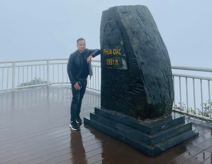 Người dân chụp ảnh check-in tại điểm cao nhất của Phia Oắc