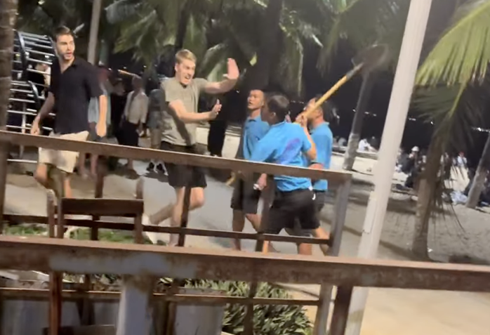 Nhân viên dùng xẻng dọa 2 du khách nước ngoài ở Nha Trang