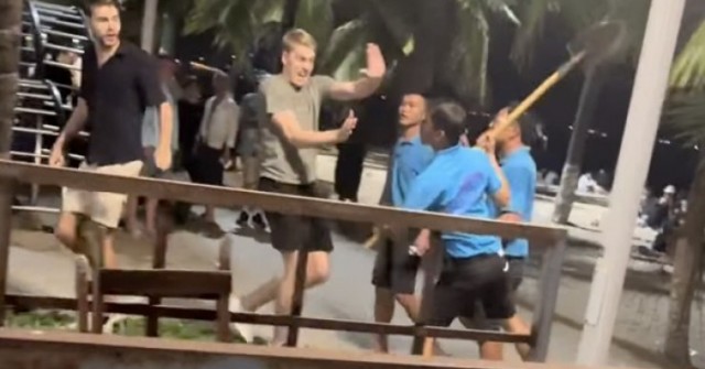 Đình chỉ quán bar có nhân viên cầm xẻng dọa khá...