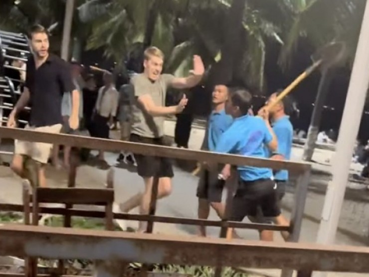 Đình chỉ quán bar có nhân viên cầm xẻng dọa khách nước ngoài ở Nha Trang