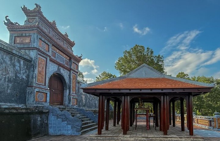 Công trình "lạ" mọc trên khu lăng mộ Hoàng thái hậu Từ Dũ được Trung tâm Bảo tồn di tích Cố đô Huế lý giải là nhà Hoàng Ốc phục vụ việc bày biện đồ đạc hành lễ tại nhiều lăng mộ triều Nguyễn và có các tư liệu cổ ghi lại. (Ảnh: Nguyễn Luân)