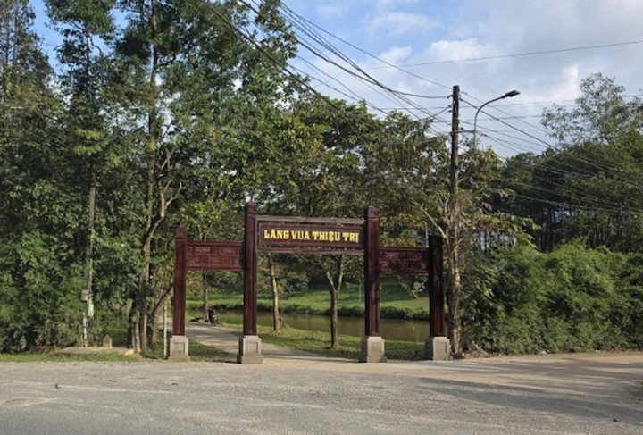 Cánh cổng bằng gỗ được xây dựng tại lối vào lăng vua Thiệu Trị, nằm ngoài khu vực bảo vệ 1