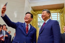 Tổng thống Hàn Quốc dùng điện thoại Xiaomi chụp ảnh selfie với ông Tập Cận Bình