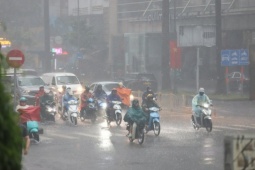 Mưa trắng trời kèm dông sét, người dân TPHCM bật đèn xe giữa ban ngày để di chuyển