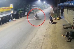 Clip: Hết hồn vừa vít ga, người đàn ông lao thẳng xe máy vào nhà dân bên đường