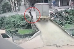 Clip: “Dở khóc dở cười” người đàn ông đi bộ trên cầu bị xe tải húc rơi xuống mương