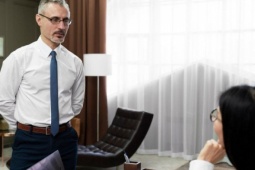 Một câu hỏi của sếp, 2 câu trả lời của người EQ thấp và người EQ cao quyết định 2 số phận nơi công sở