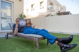 Cuộc sống tồi tệ do thân hình quá khổ của người đàn ông cao nhất thế giới