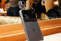 Điện thoại Robot Phone được bán vào tháng 3