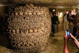 Hầm mộ chứa 7.000 hài cốt dưới lòng Paris