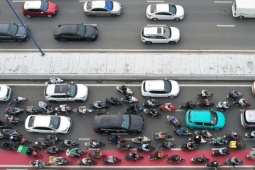 Xe máy tràn vào làn đường ưu tiên xe đạp ở TP HCM