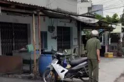 Bàng hoàng phát hiện người lạ tử vong trước cửa nhà
