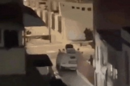 Tiếng súng nổ dữ dội gần dinh tổng thống Venezuela, rộ tin đồn đảo...