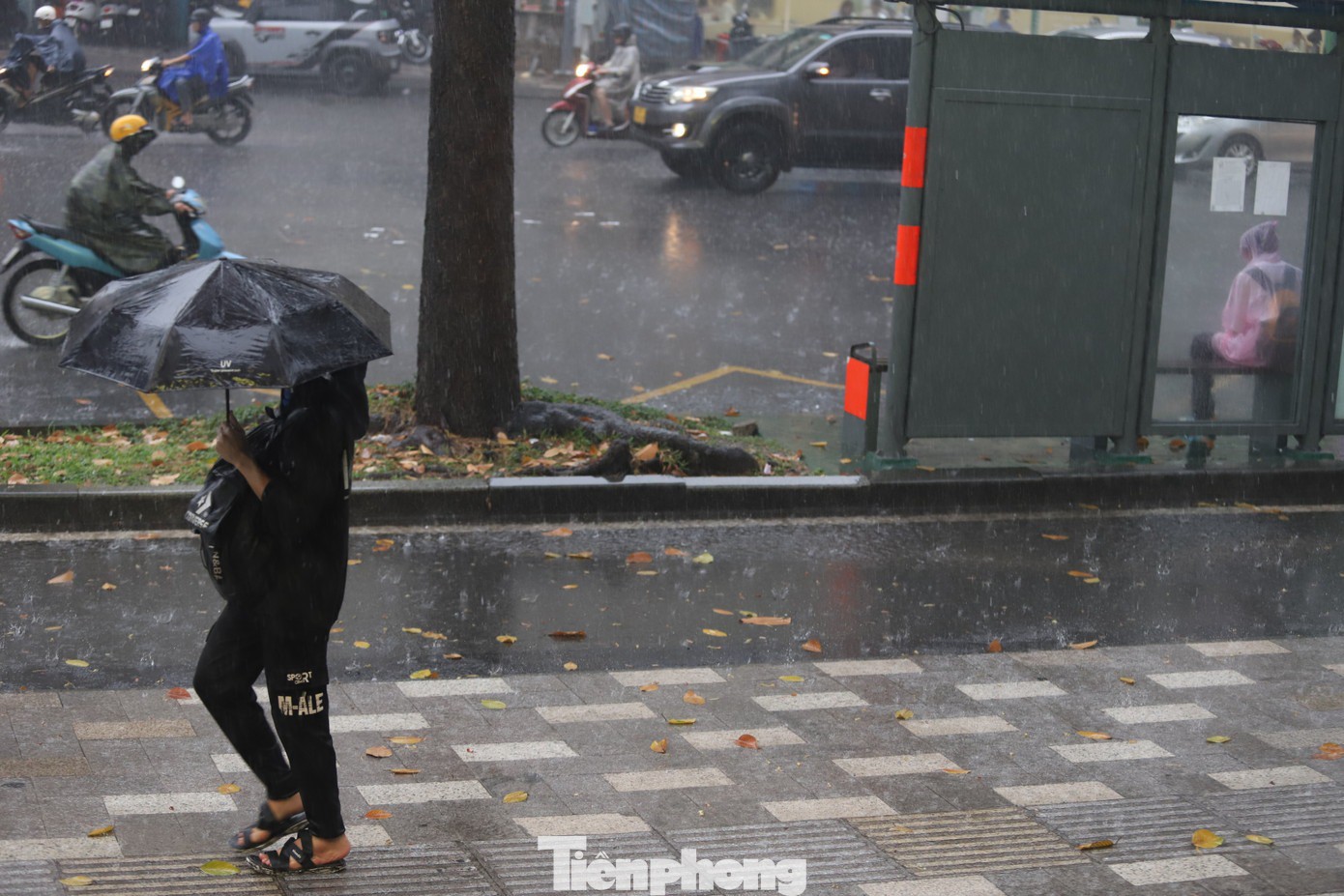 Người dân không kịp trở tay do mưa lớn bất ngờ.