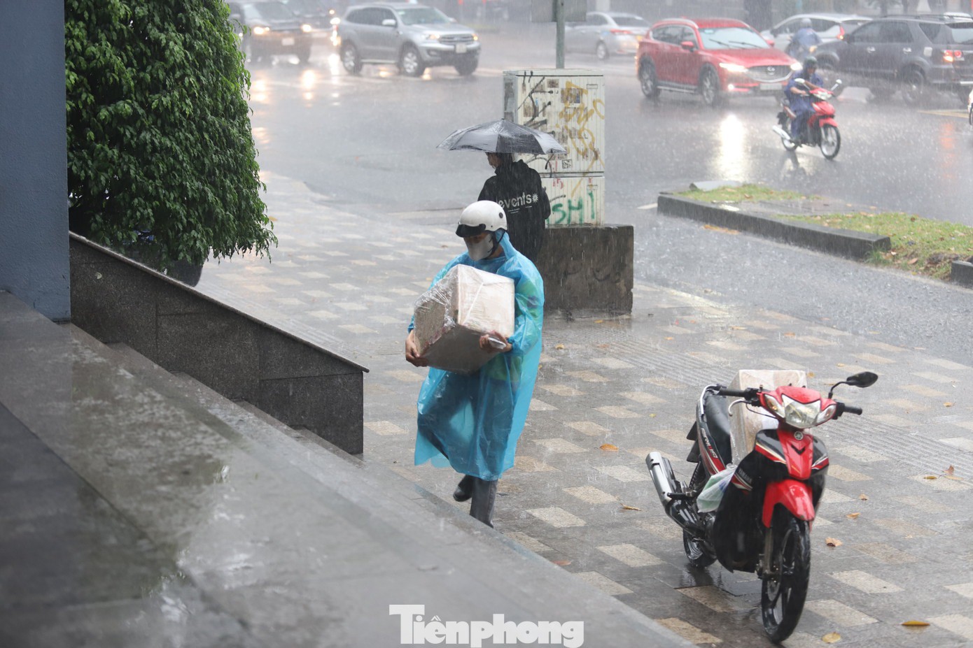 Người dân không kịp trở tay do mưa lớn bất ngờ.