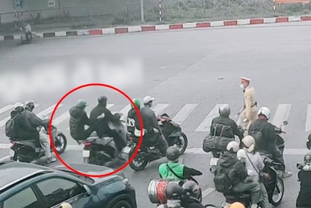 Clip: Xe đi người ở lại, thanh niên vít ga bỏ bạn ngã dập mông giữa đường