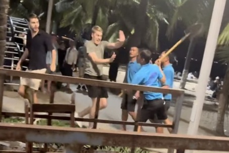 Đình chỉ quán bar có nhân viên cầm xẻng dọa khách nước ngoài ở Nha Trang