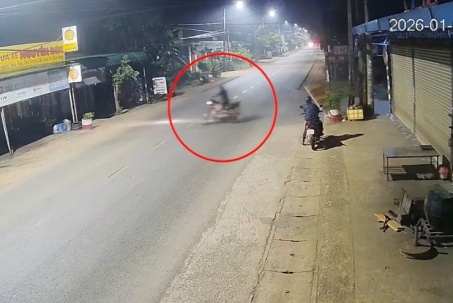 Clip: Hết hồn vừa vít ga, người đàn ông lao thẳng xe máy vào nhà dân bên đường