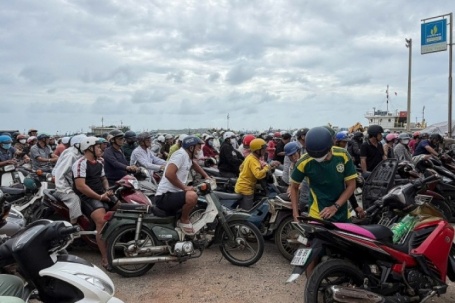 Người dân đảo Phú Quý đổ đi mua xăng