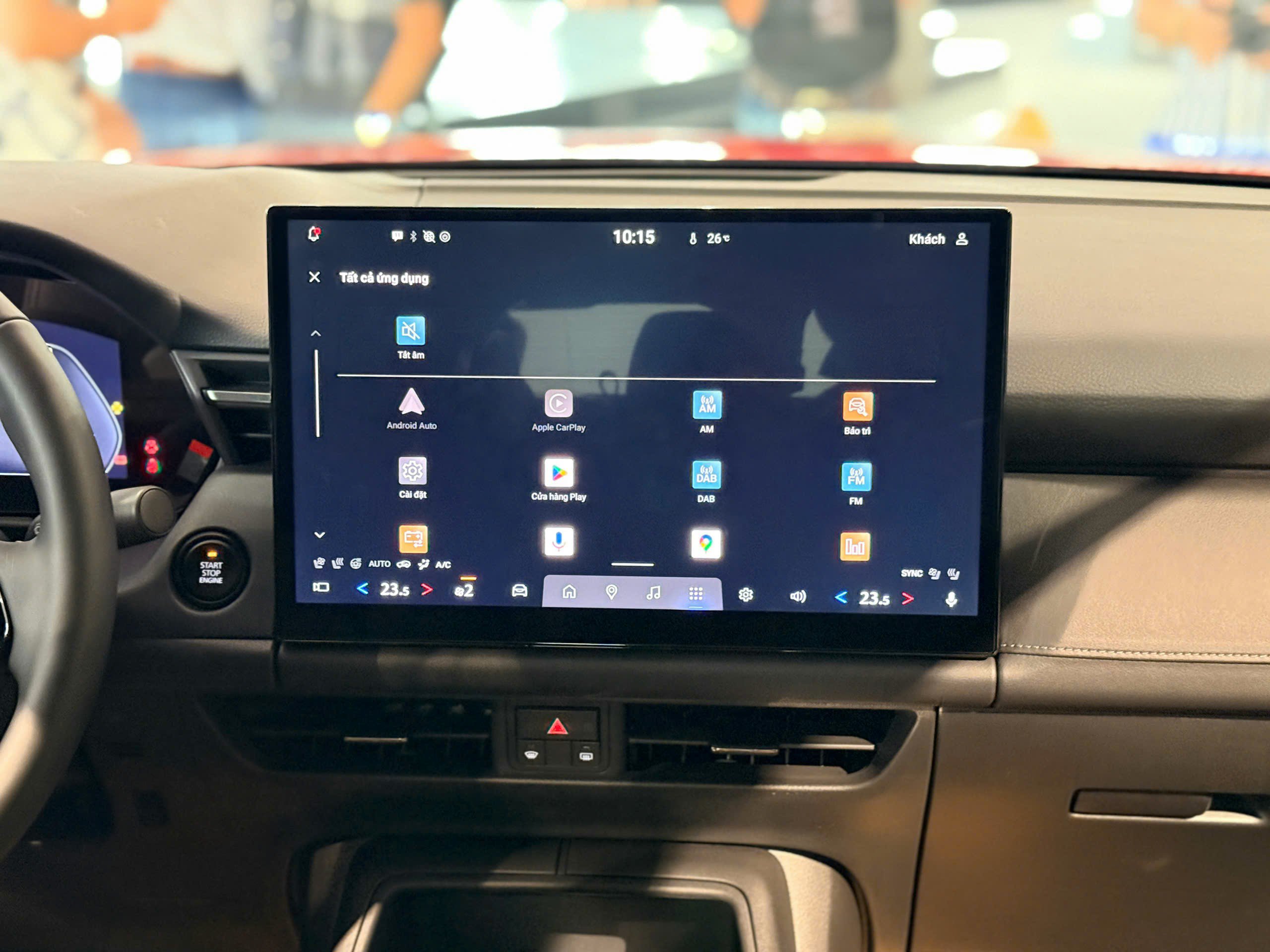 Màn hình cảm ứng trung tâm 15,6 inch tích hợp hệ điều hành Google (bản tiêu chuẩn dùng màn 12,9 inch).