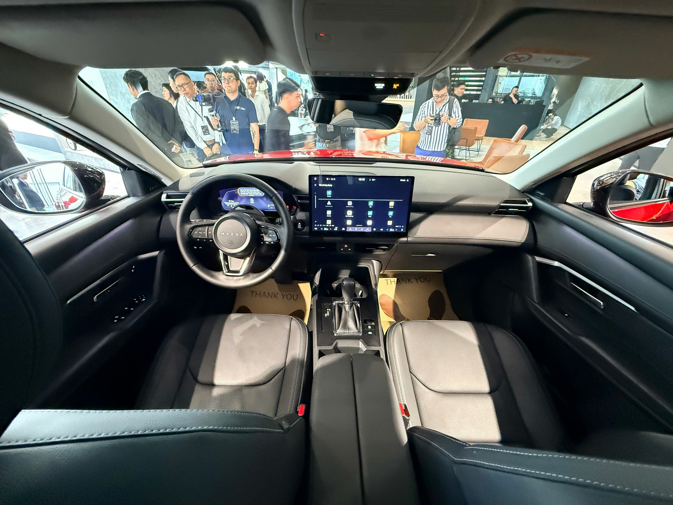 Không gian ở bệ trung tâm được tối ưu nhờ loại bỏ núm điều khiển.