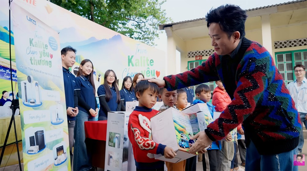 Ca sĩ Tùng Dương đích thân trao quà tặng tới các em nhỏ. Nguồn: KALITE
