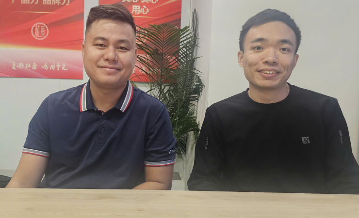 Lại Lý Huynh (bên trái) để thua Tào Nham Lỗi (bên phải) ở trận tranh "thiên hạ đệ nhất" cờ tướng