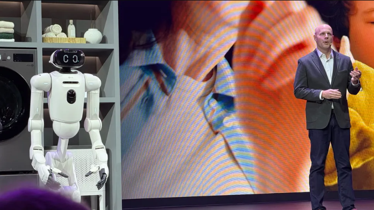 Robot LG CLOiD biết bỏ khăn vào máy giặt.