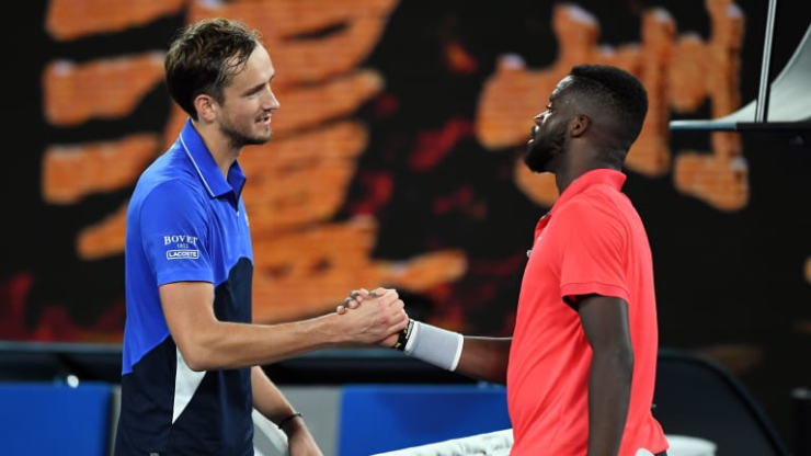 Cựu số 1 thế giới&nbsp;Medvedev (bên trái) được đánh giá cao hơn tay vợt Mỹ