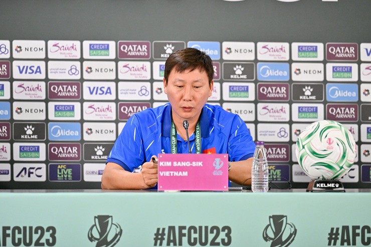 HLV Kim Sang Sik hướng tới mục tiêu giành trọn 3 điểm trong trận mở màn