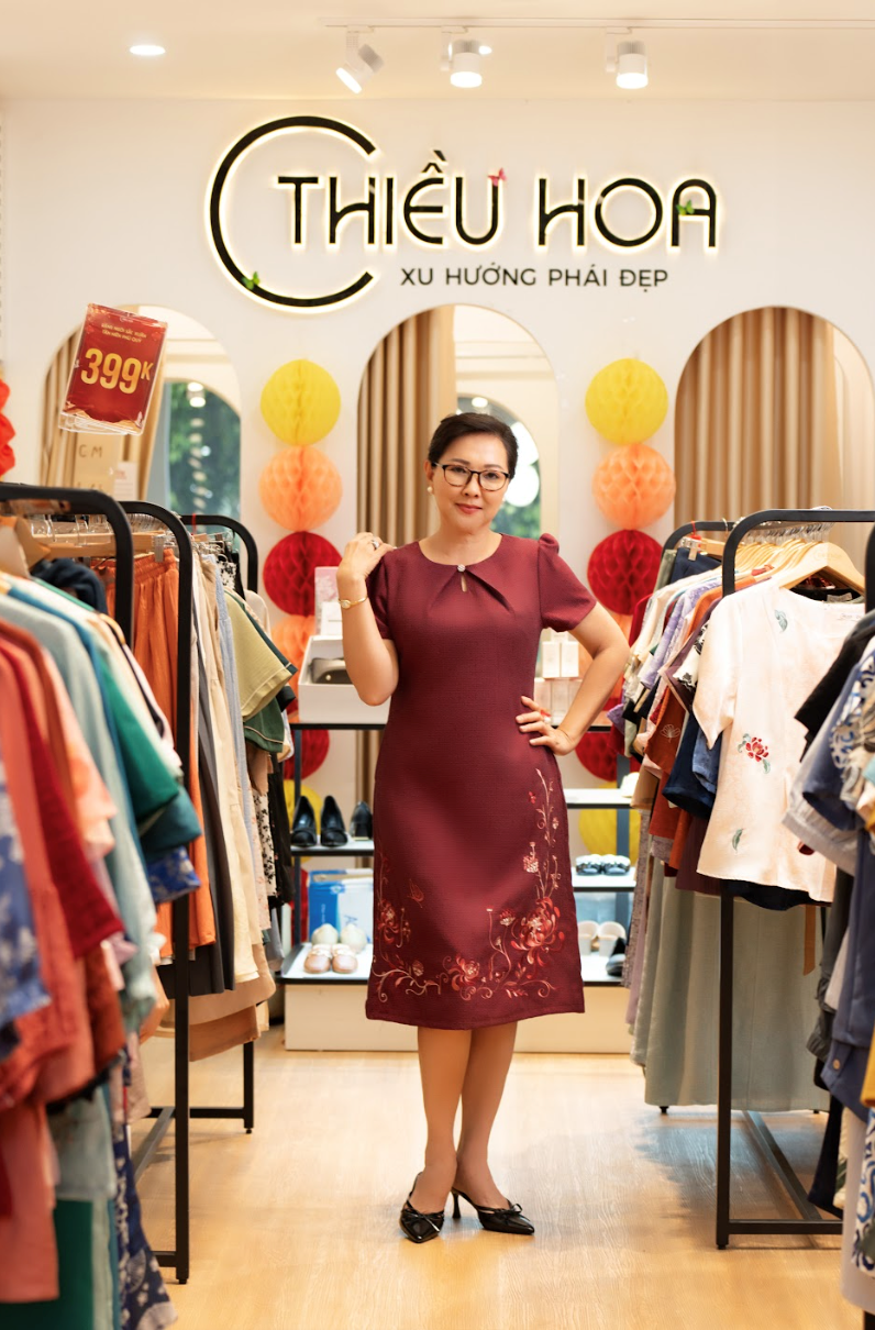 Phương Dung chọn đầm lụa Thiều Hoa cho những ngày đầu năm Nguồn: Thiều Hoa